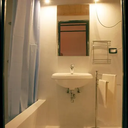 Borgo Petelia, Casa Mannarino, Lucrezia * Strongoli